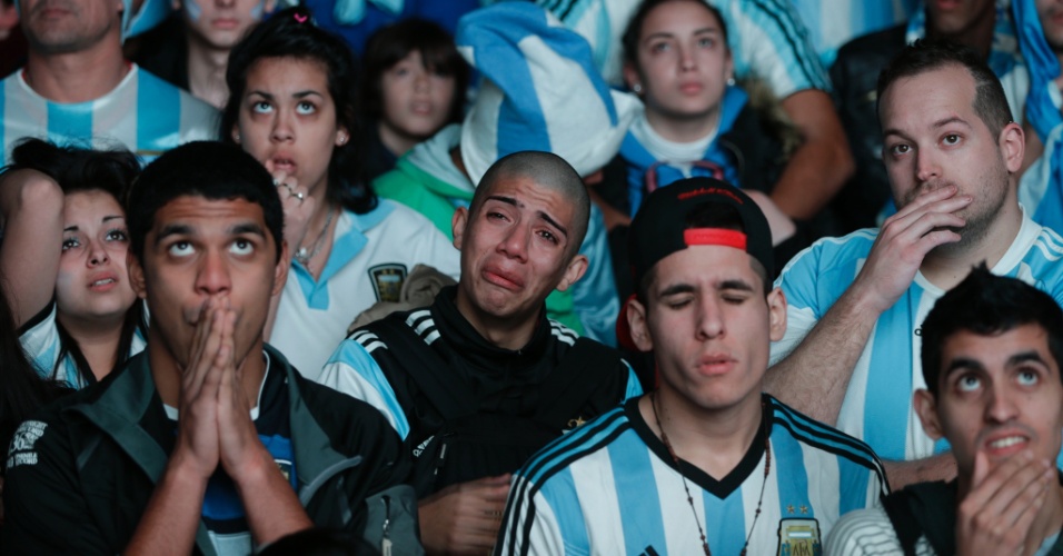 argentinos-em-buenos-aires-lamentam-derrota-para-a-alemanha-na-final-da-copa-do-mundo-1405293229167_956x500